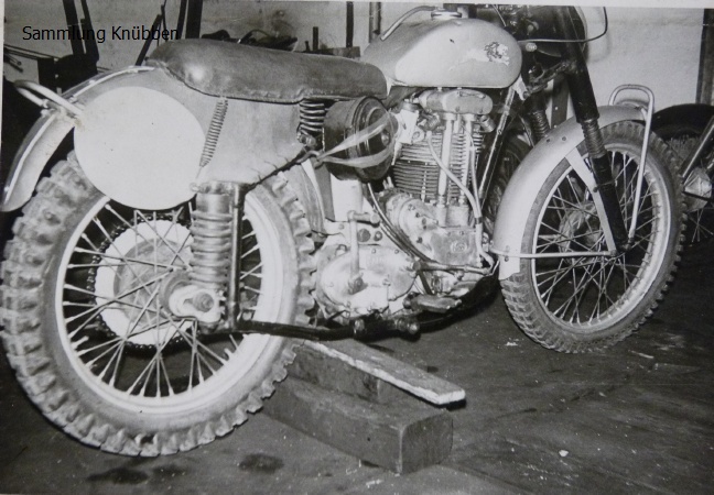 19610515 Norton Einzylinder offene Federn Solo.JPG